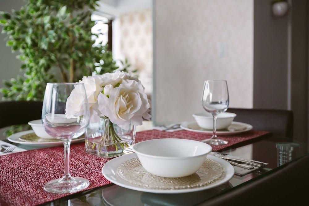 Panoramic 2 Bed CN Tower View parking