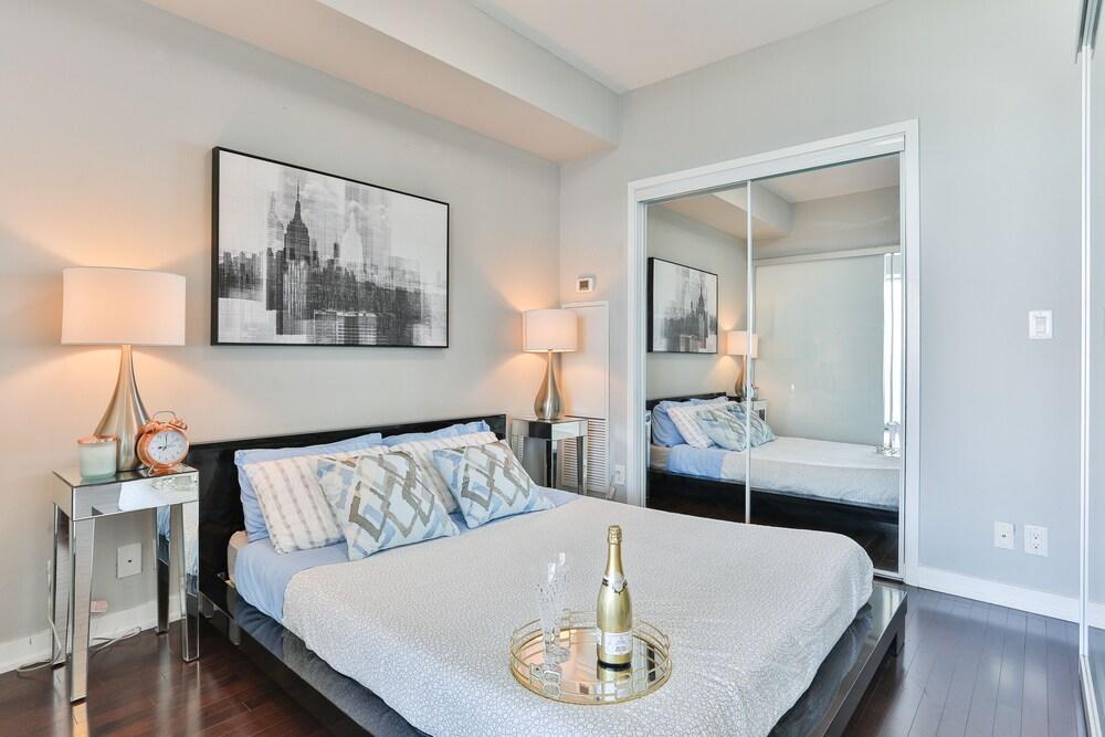 Luxury Lakeview Skyscraper by CN Tower