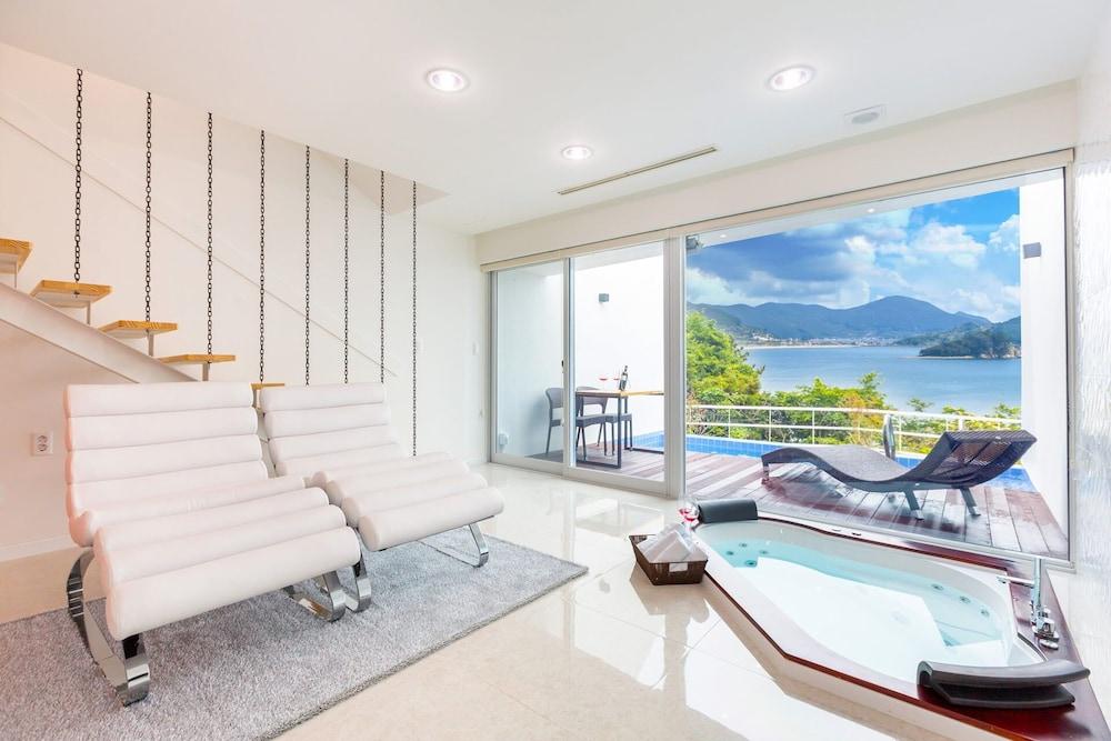 Geoje Star Marine Pool Villa Pension - V