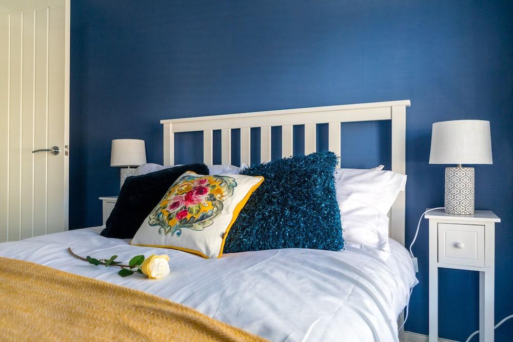 The Hollywood Beautiful 3 Bedroom House