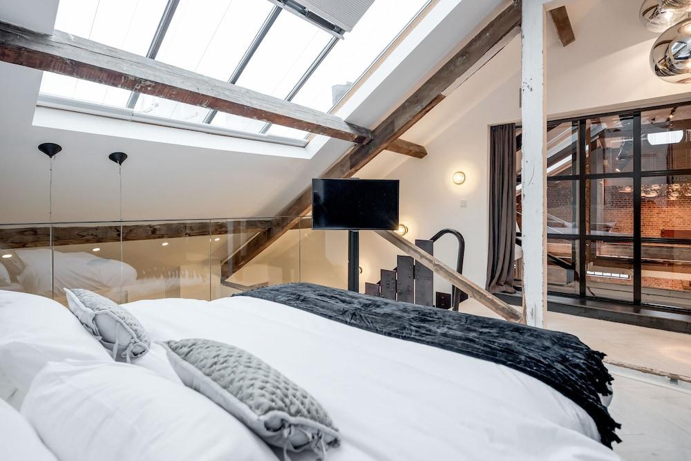 Skyline Water Front Penthouse Apartment