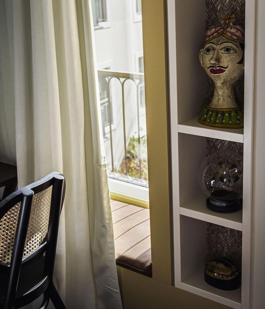 The Ivens, Autograph Collection