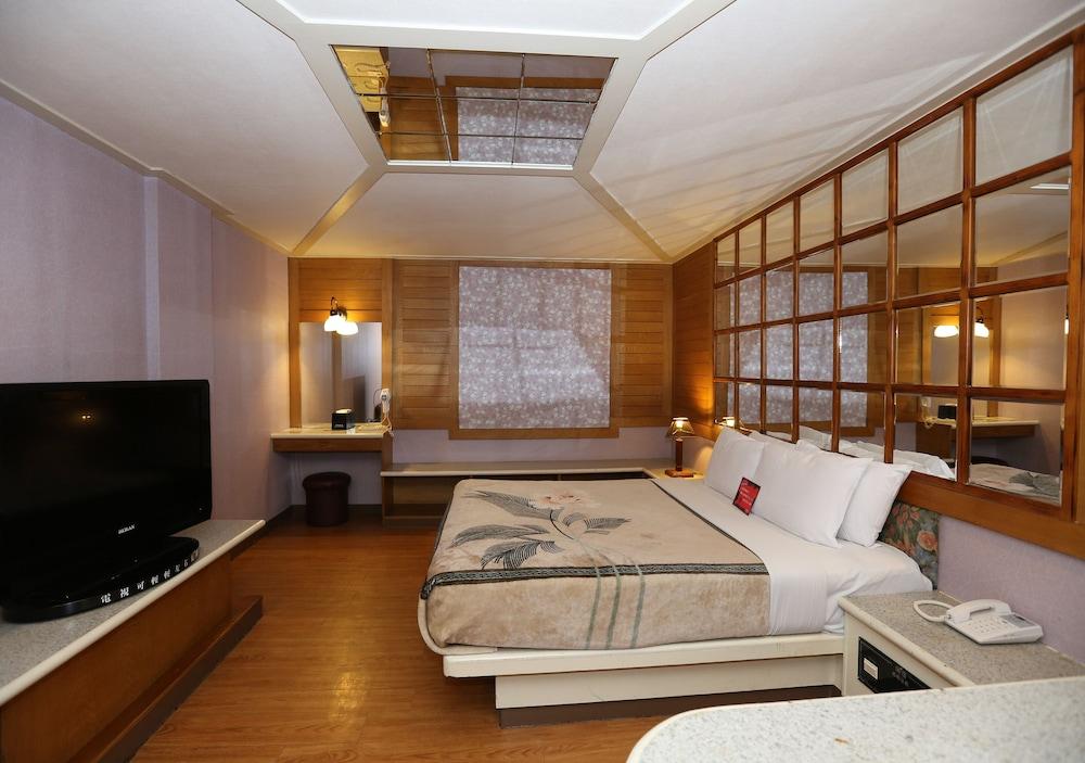 Midi Motel Tainan Branch