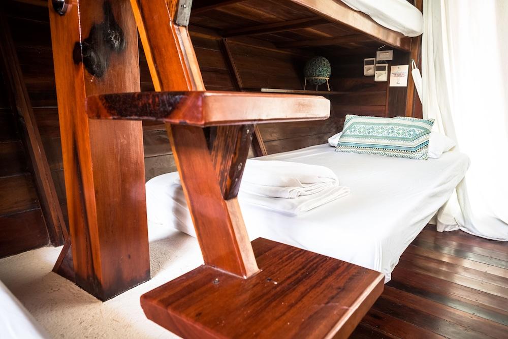 Harana Surf Resort - Hostel