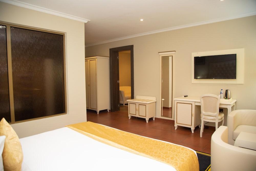 Oak Haven Hotel and Suites