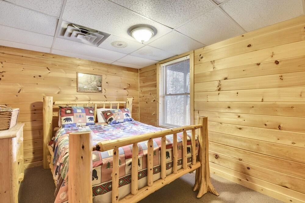 Valley View 3 Bedroom Cabin by Redawning