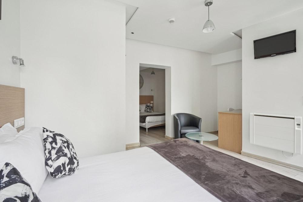 Hotel Le National Clichy Paris