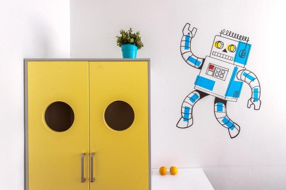 Hostel Friends Graffiti