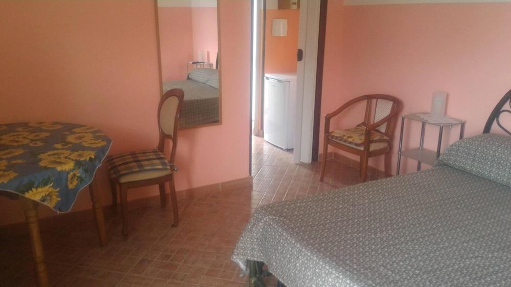 Room-michelangelo House, Mono