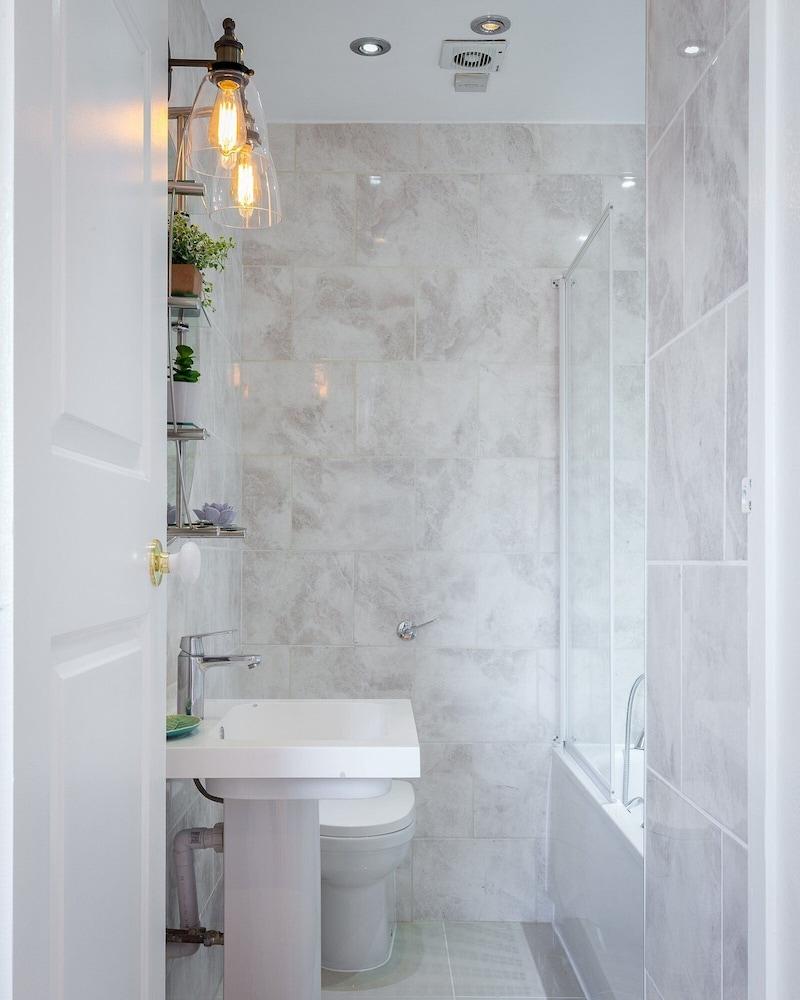 Designer 2-bed 2-bath Behind Selfridges