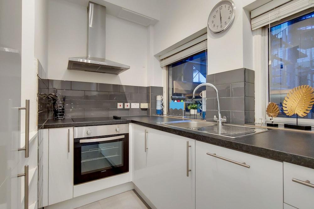 Modern 2 Bed & 2 Bath- Leicester Square