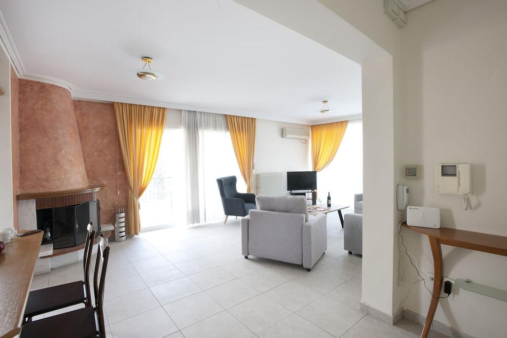 Ano Glyfada- A Big Comfortable Apartment