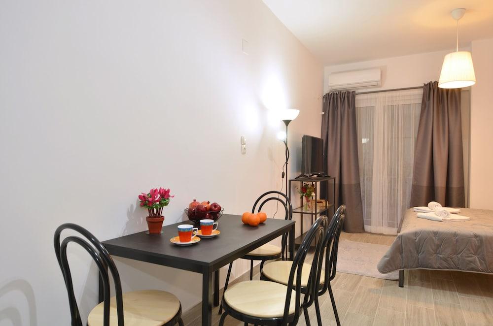 Metaxourgeio B - A minimal apartment