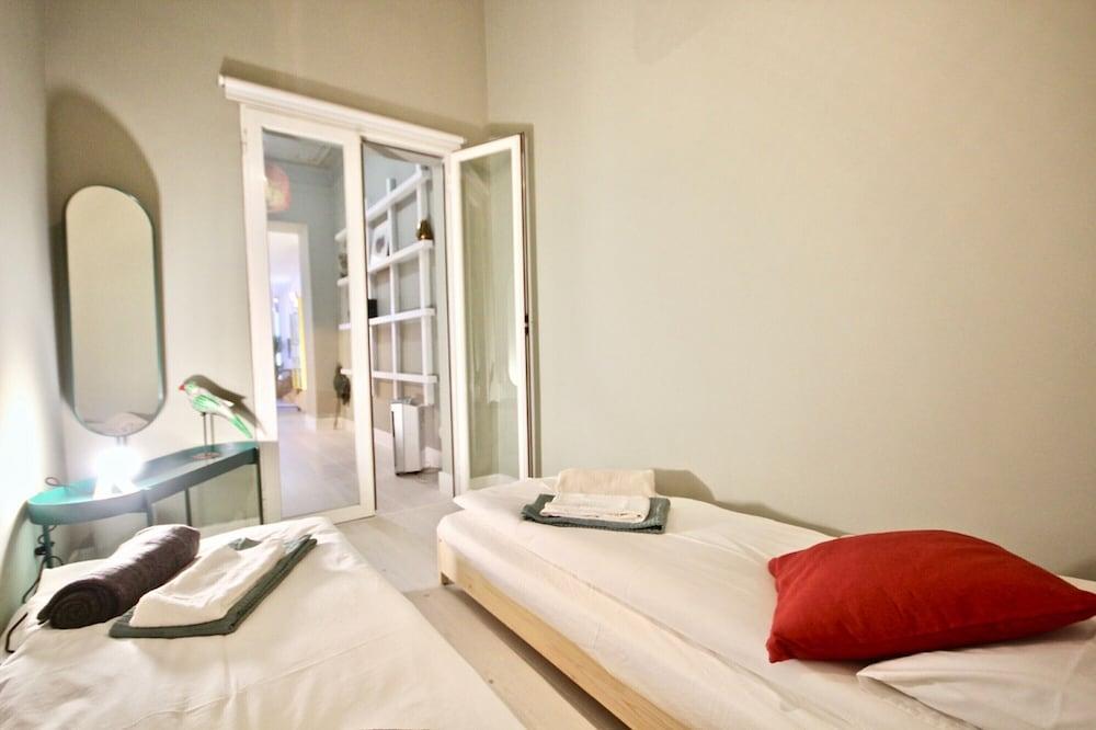 Akicity Ourique Charm