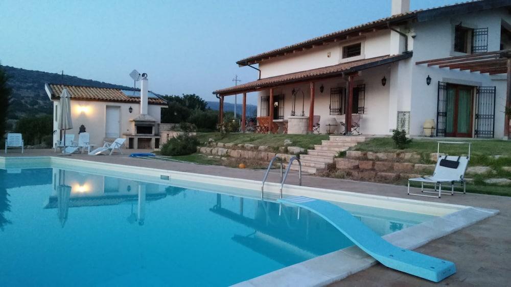 Apartment in Countryside Villa With Pool Within the Se Sicilian Barocco Area