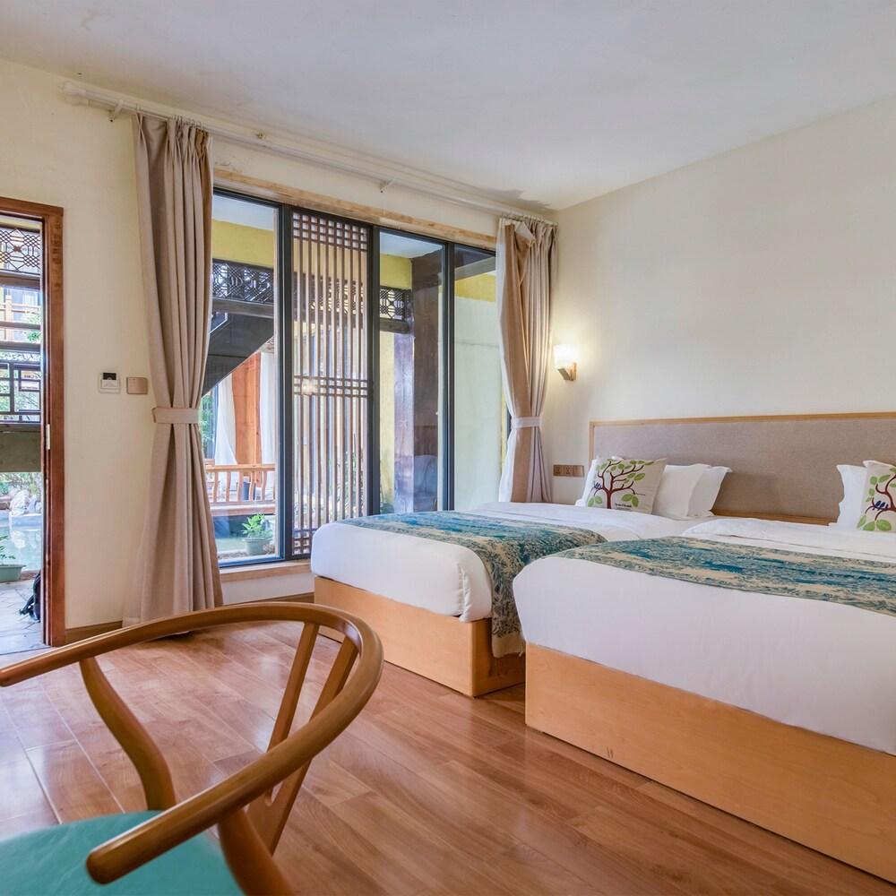 Floral Hotel Frozen Cloud Mansion