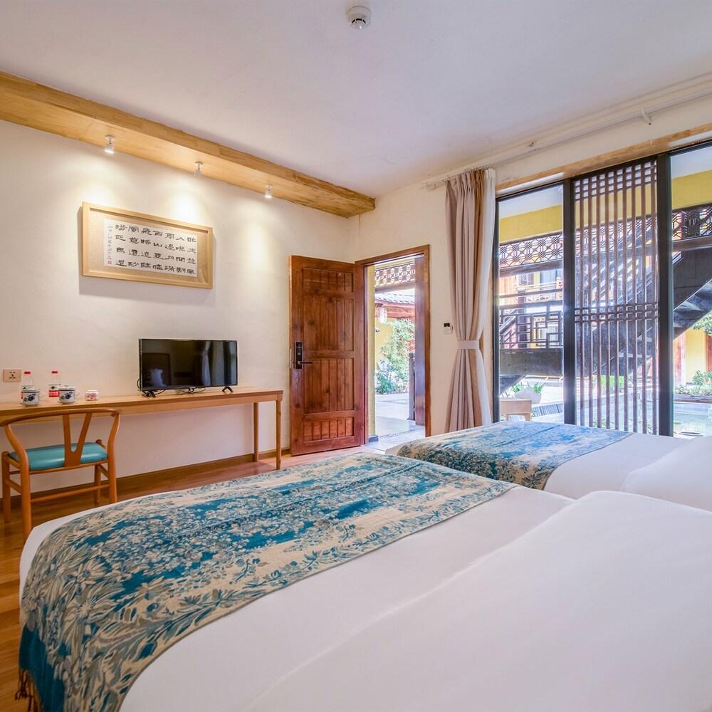 Floral Hotel Frozen Cloud Mansion