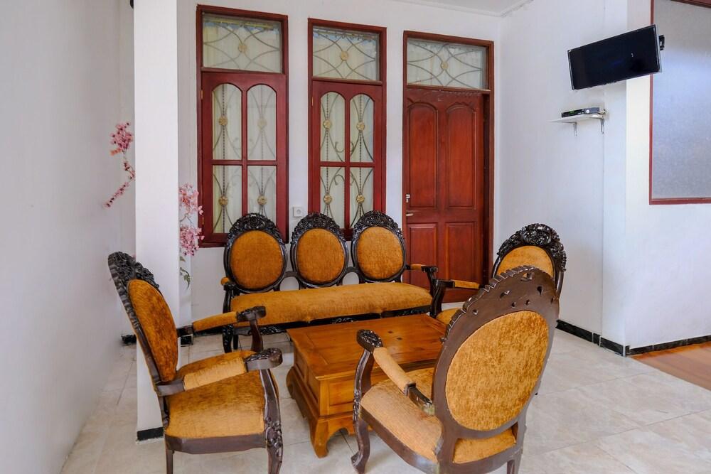 OYO 3088 Green Valley House