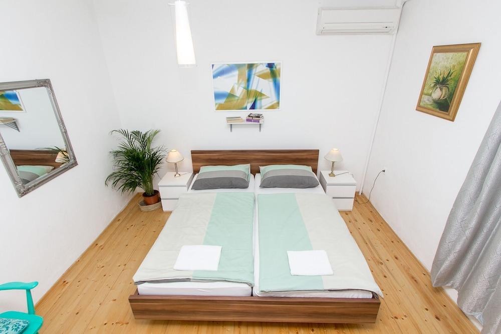 Apartments and Rooms Ille