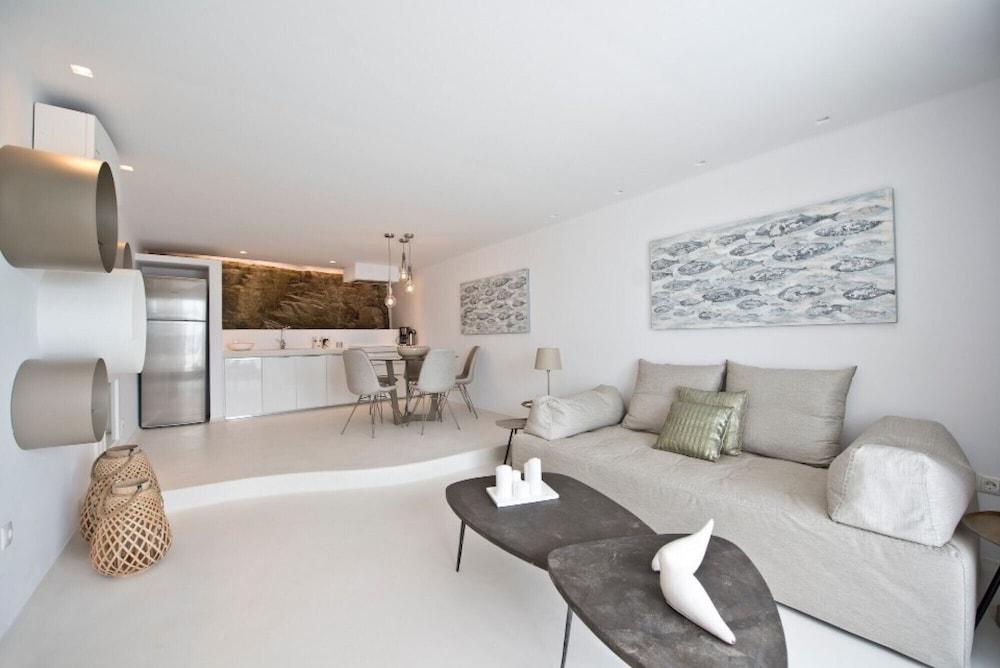 Suite Ruby one Bedroom Suite With Shared Pool in Agia Sofia