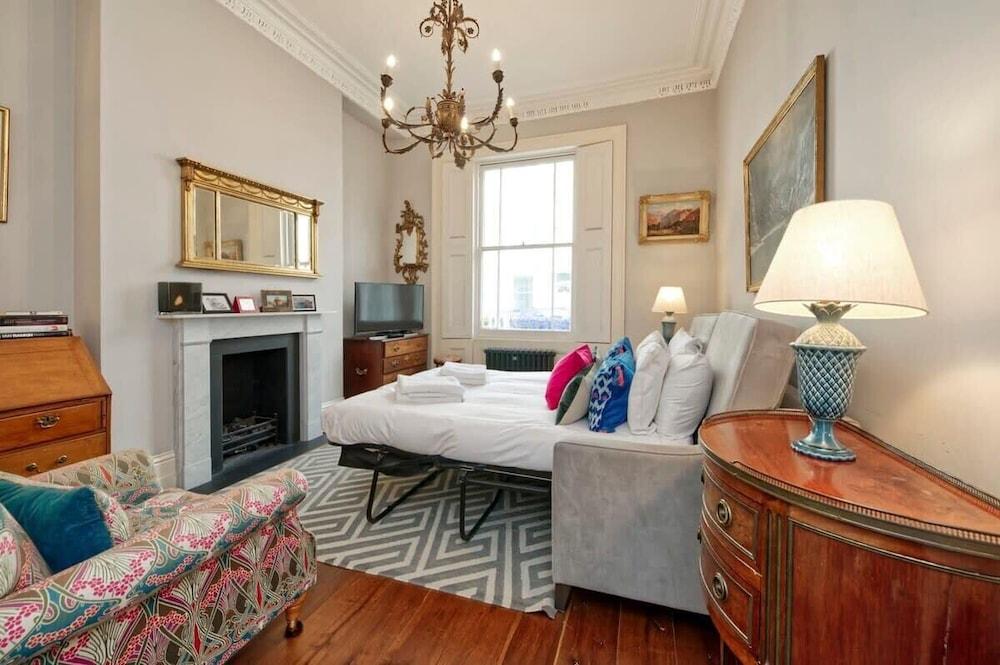 Traditional 1 Bed Apartment, Pimlico