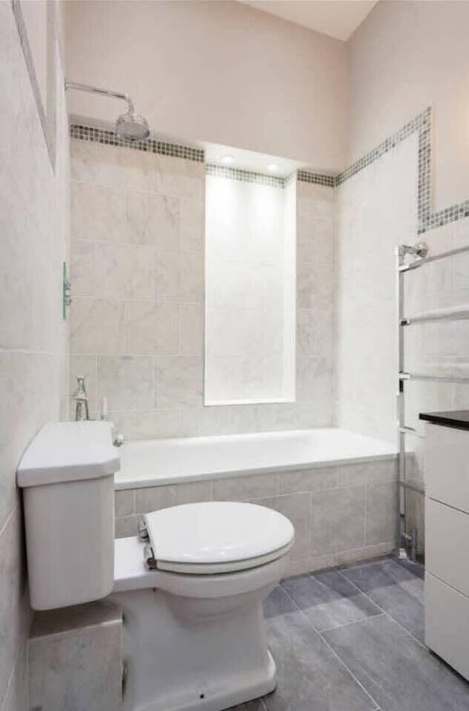 Traditional 1 Bed Apartment, Pimlico