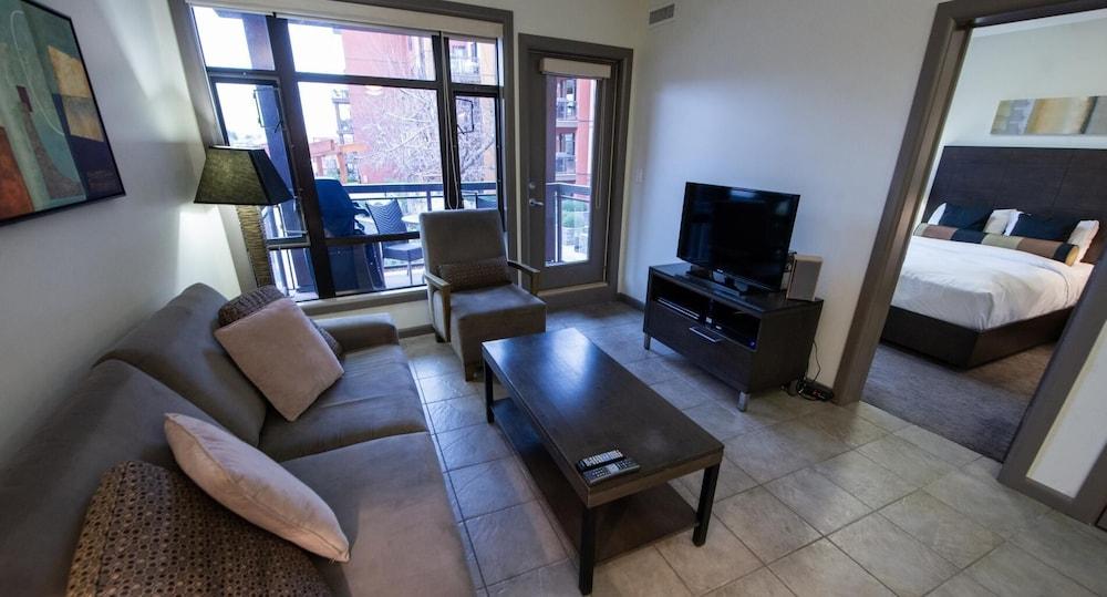 Bright Apartment Facing Pool Area #423