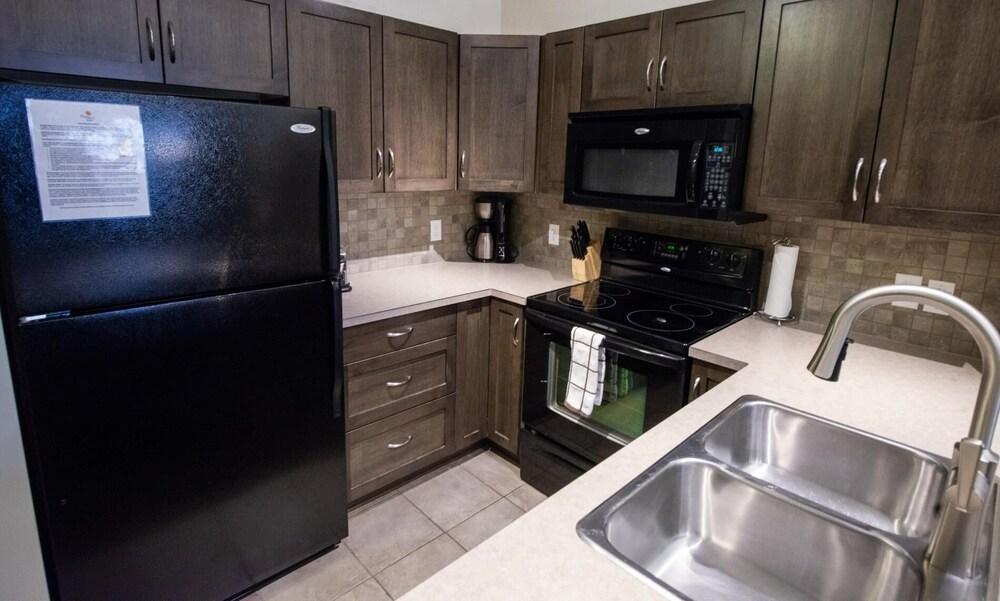 Bright Apartment Facing Pool Area #423