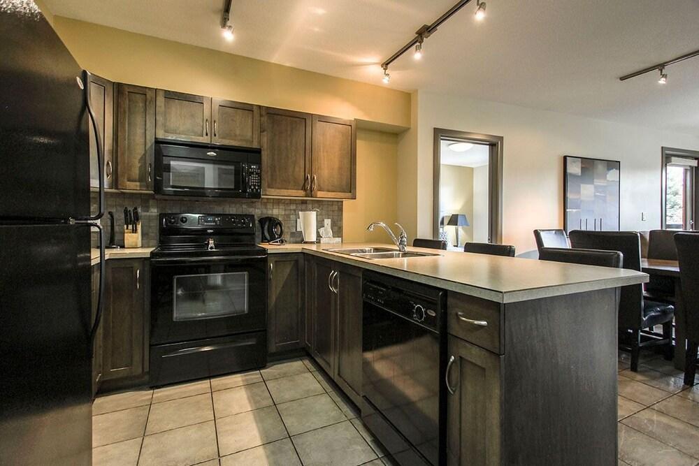 Gorgeous Two Bedroom Two Bath Plus Den by Elevator #249