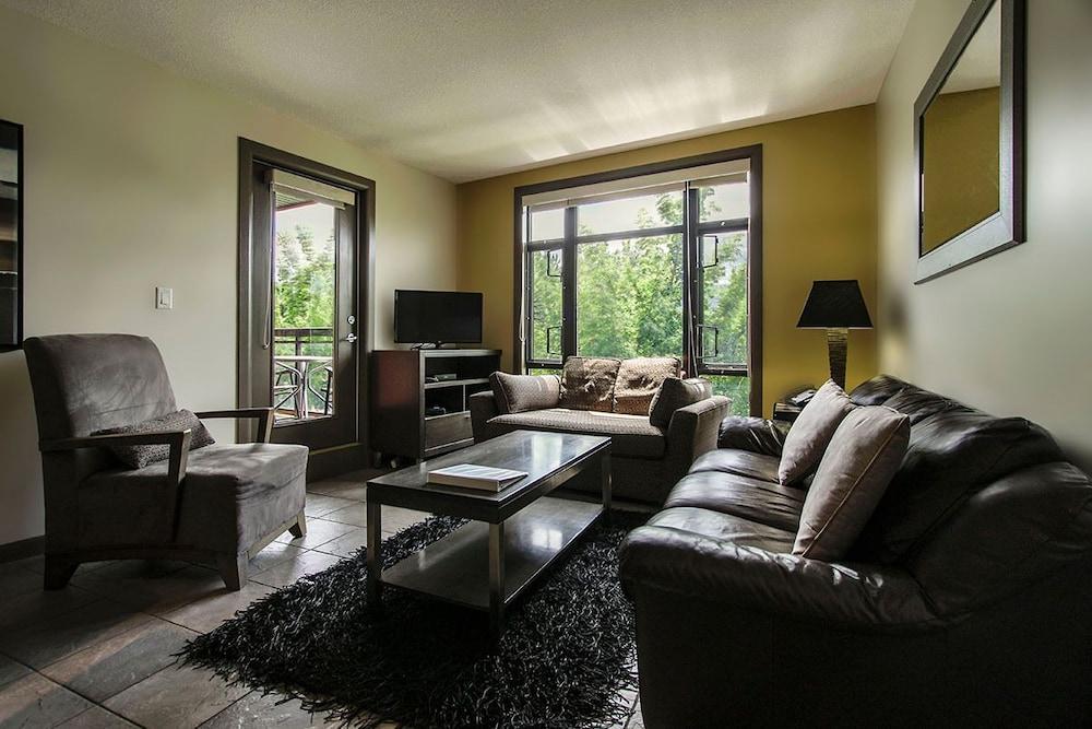 Gorgeous Two Bedroom Two Bath Plus Den by Elevator #249