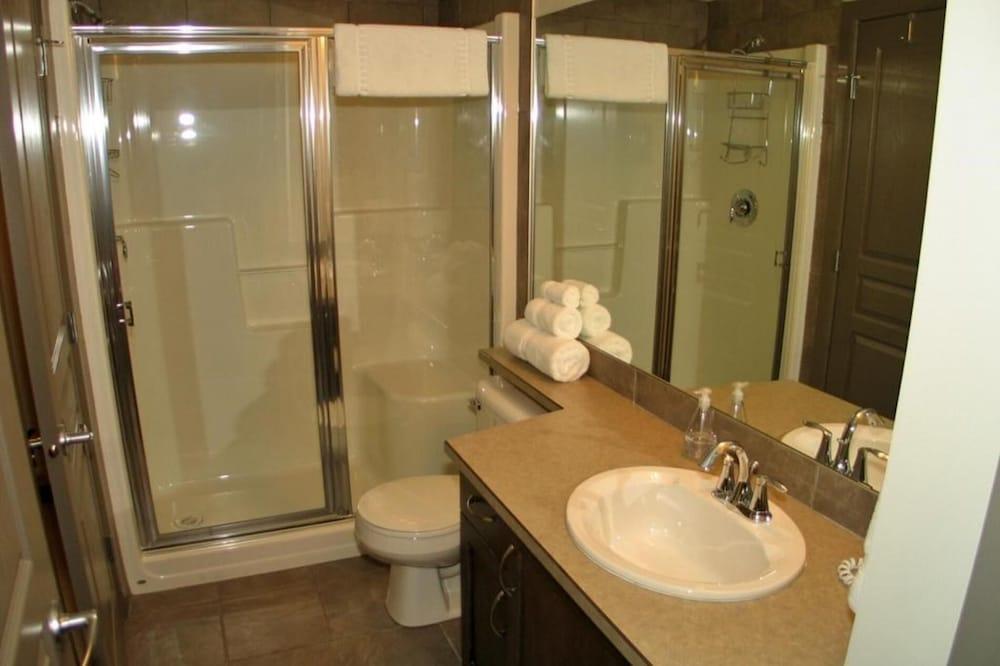 Ground Level Condo Backing Onto Creek #122