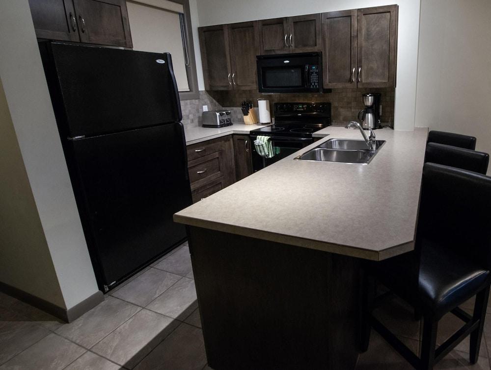 Pool Level 2 Bed, 1 Bath - Unit 371