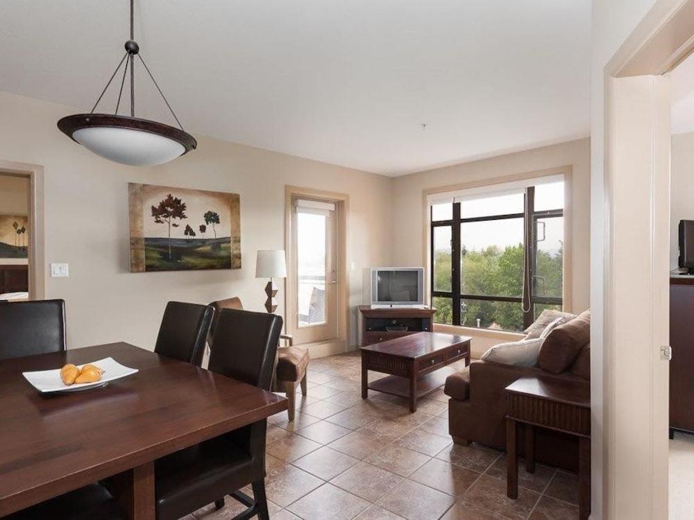 Corner Apartment With Lake View #518