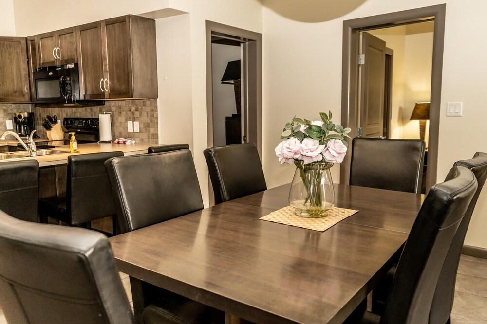 Bright Corner Apartment w/ Lake View #418