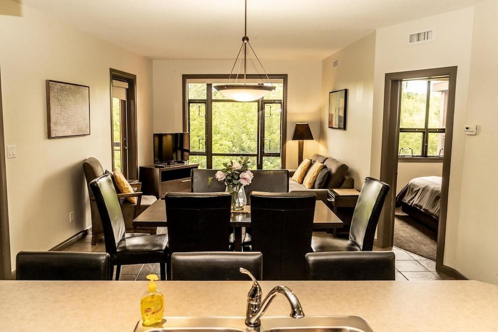 Bright Corner Apartment w/ Lake View #418