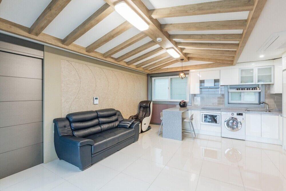 Hayanjip (Blue Road Town Pension