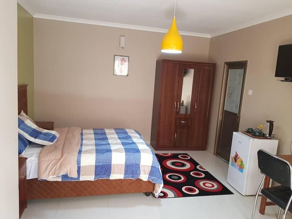 Ticheze Lodge And Car Hire