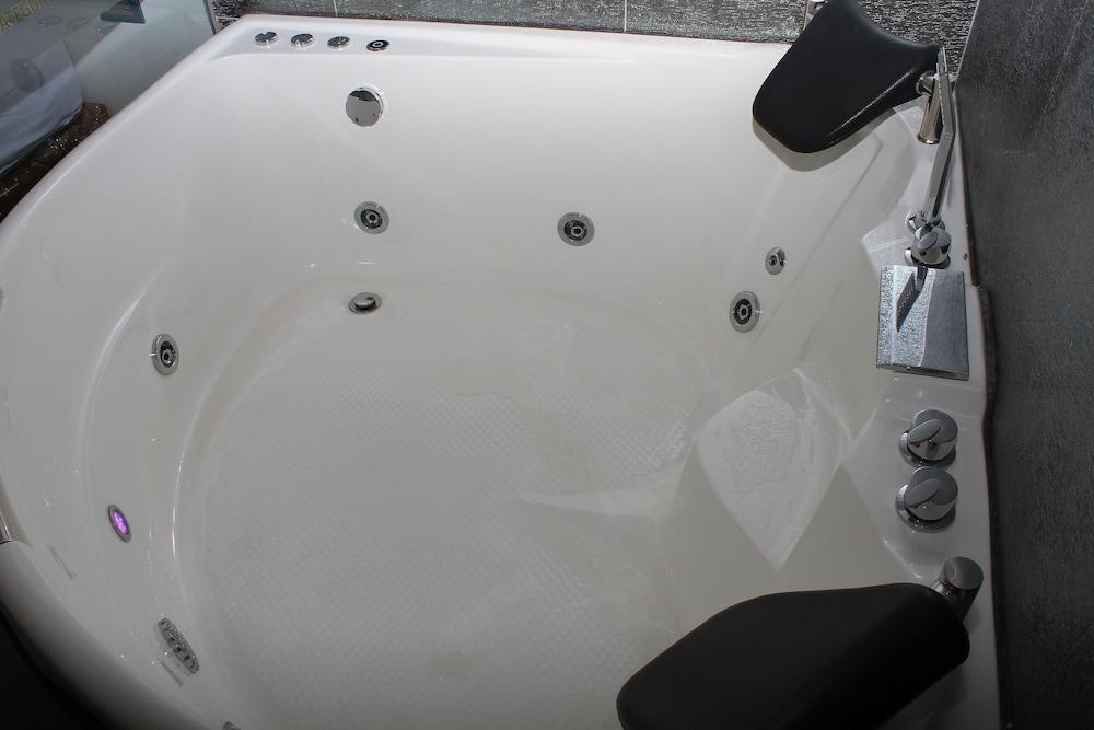 Golden vox hotel suite