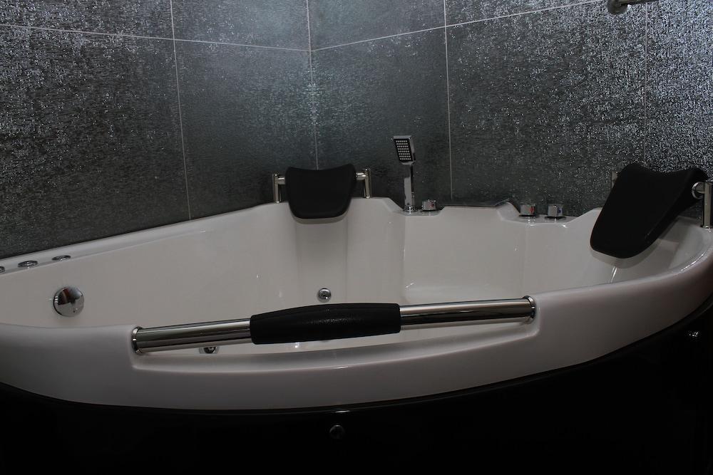 Golden vox hotel suite