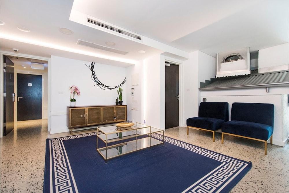 Comfortable Room With Fantastic Rooftop Views