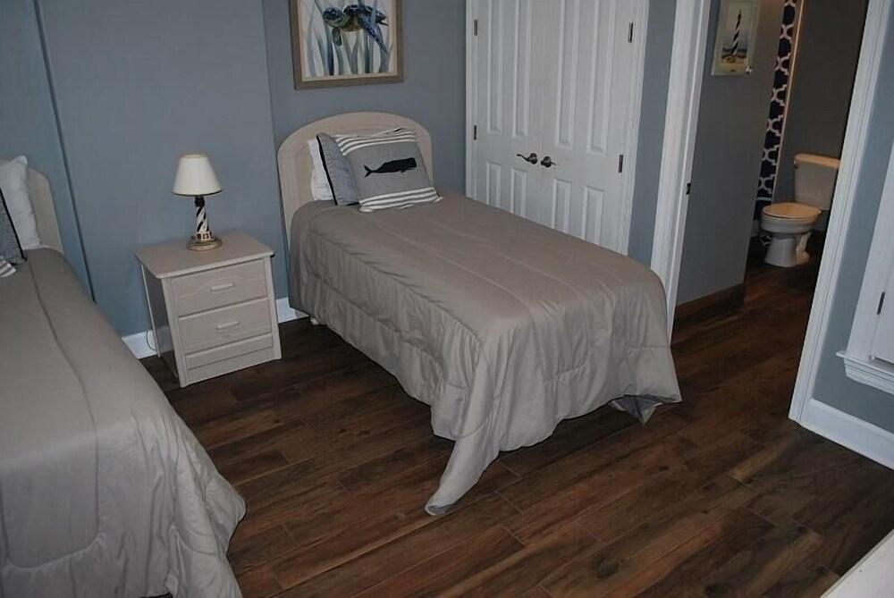 Grand Pointe 607 2 Bedroom Condo by Redawning