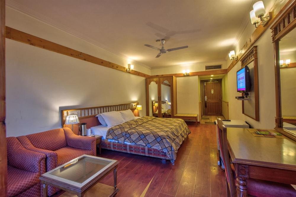 Piccadily Hotel Manali