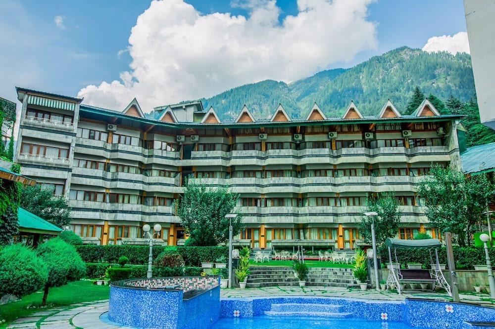 Piccadily Hotel Manali