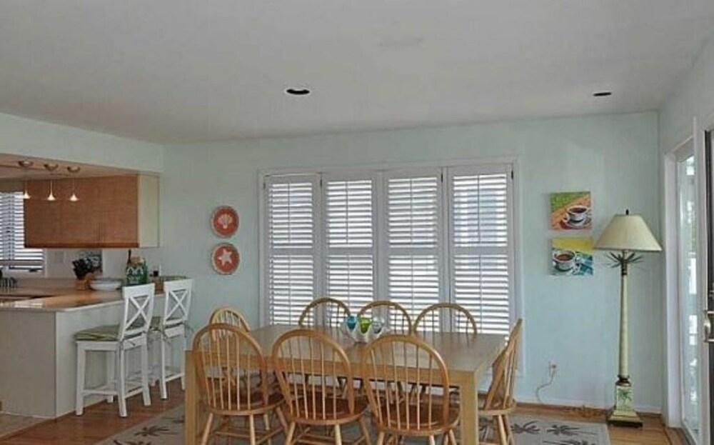 Dolphin's Den 3 Bedroom Condo by Redawning