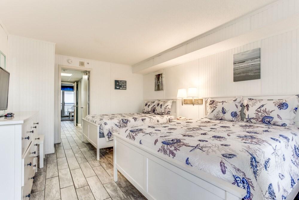 Spectacular Oceanfront Condo by Hosteeva