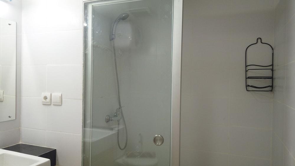 Strategic Studio Apartment at Beverly Dago with Mountain View