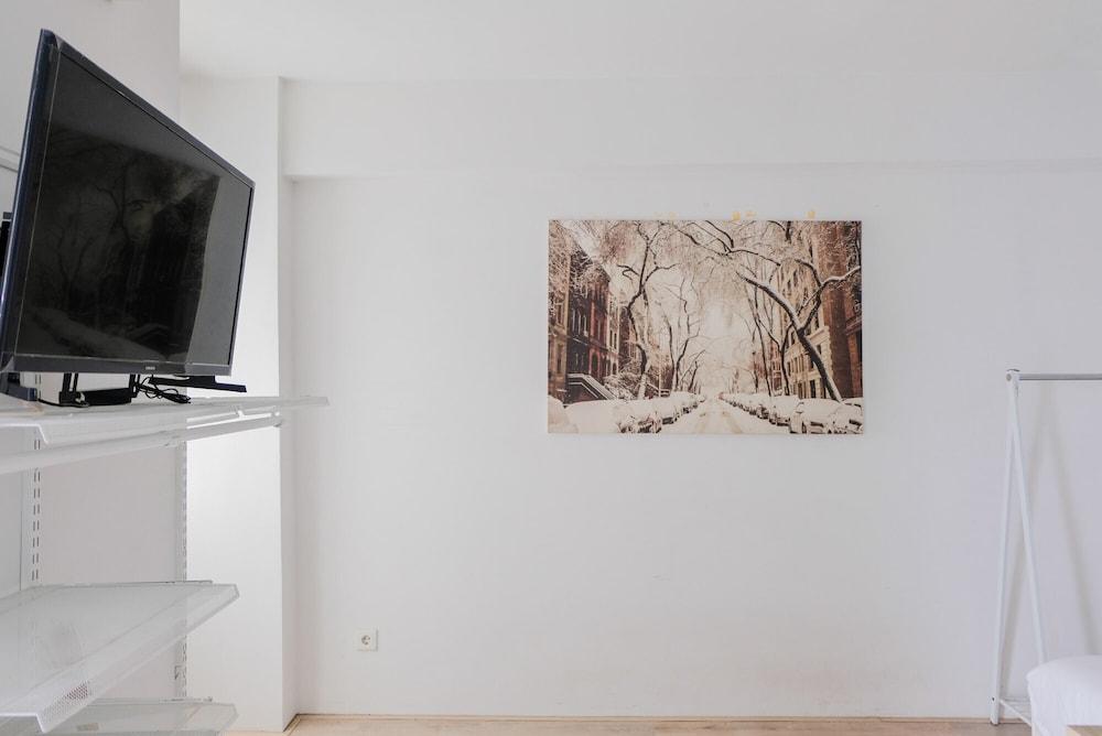 Cozy and Elegant Studio Bintaro Park View Apartment