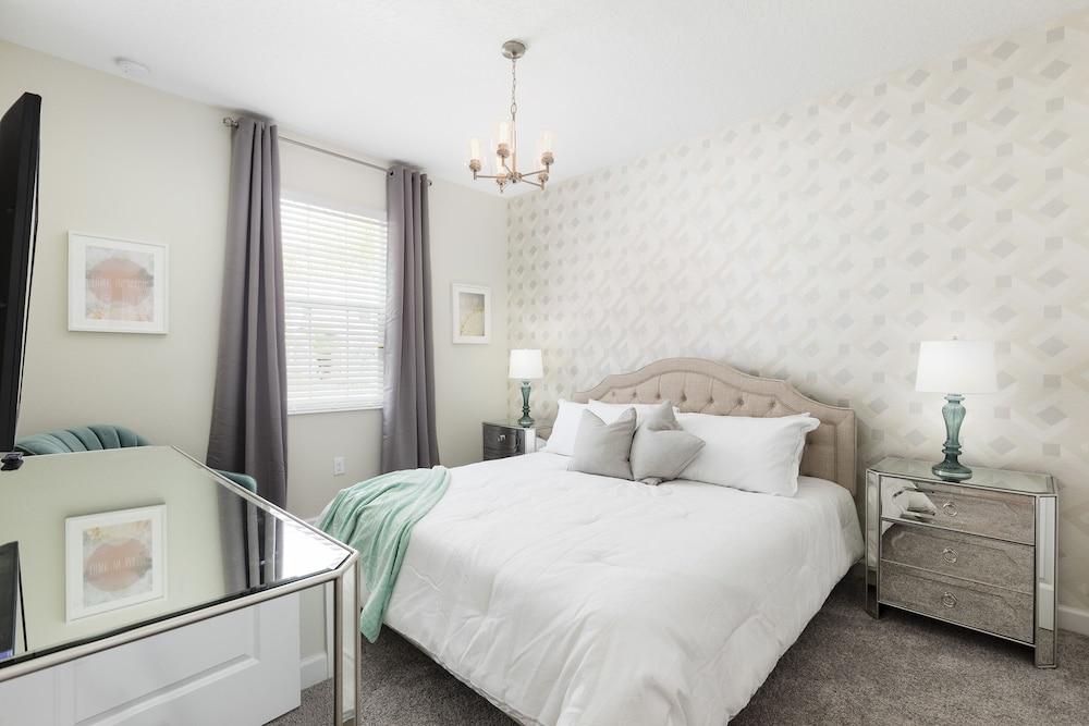 1509 MC - Exquisite 8BR Villa With Pool & Games