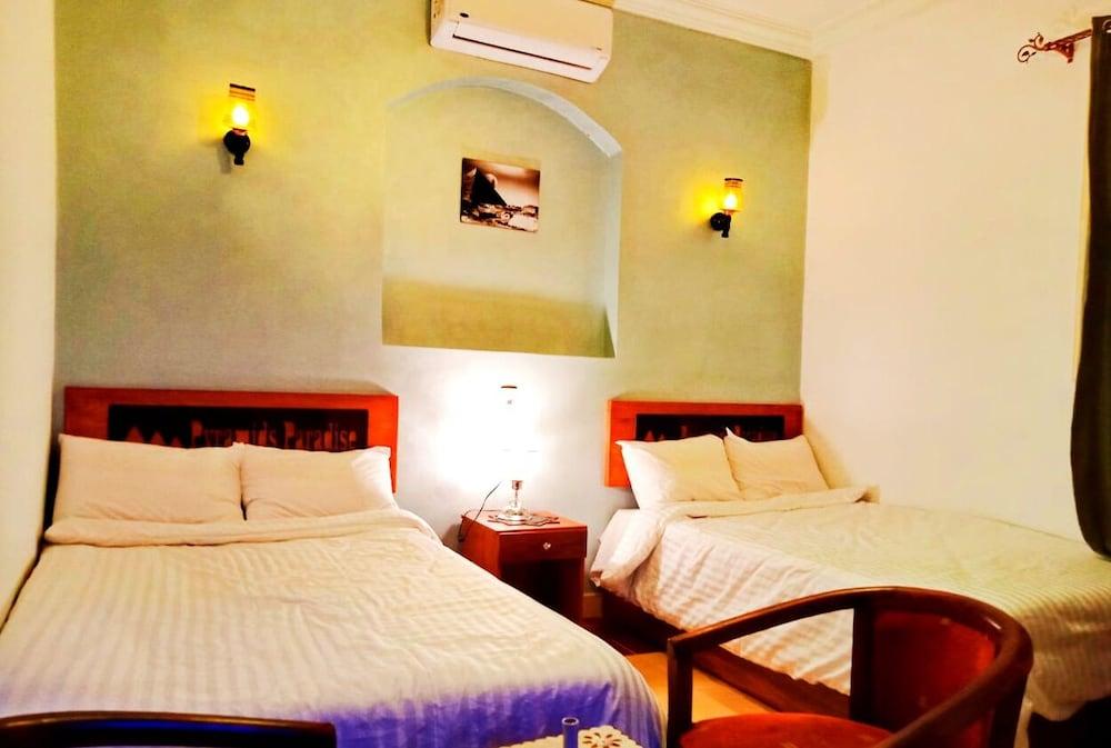 Pyramids paradise hotel