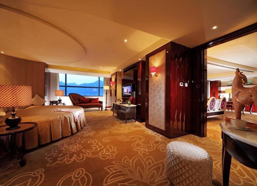 Huaqiao New Century Grand Hotel